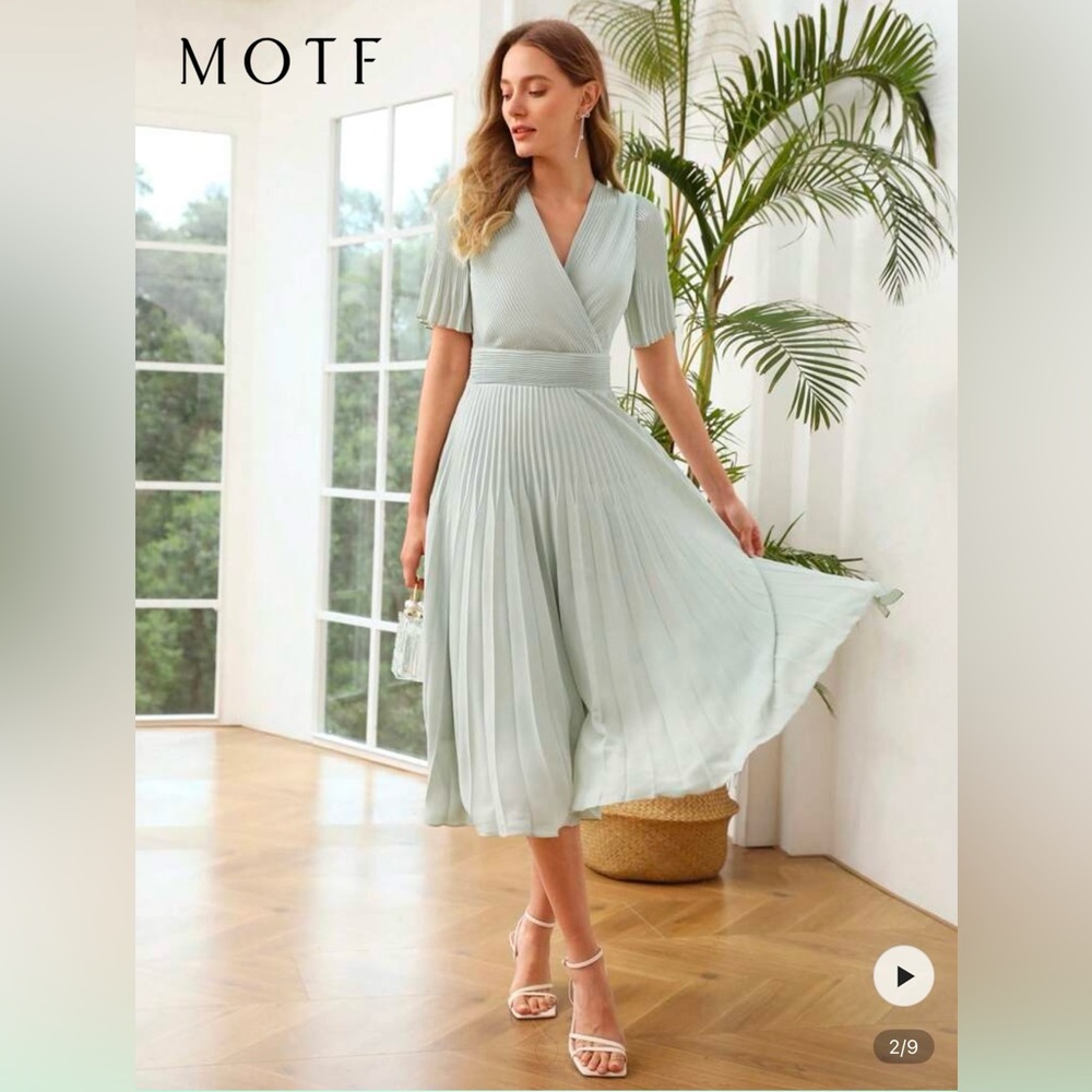Elegant Pleated Midi Dress in Light Green